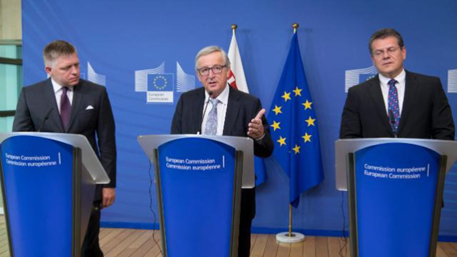 Όταν ο Γιούνκερ έκλεισε το τηλέφωνο στη Μέρκελ – ΒΙΝΤΕΟ