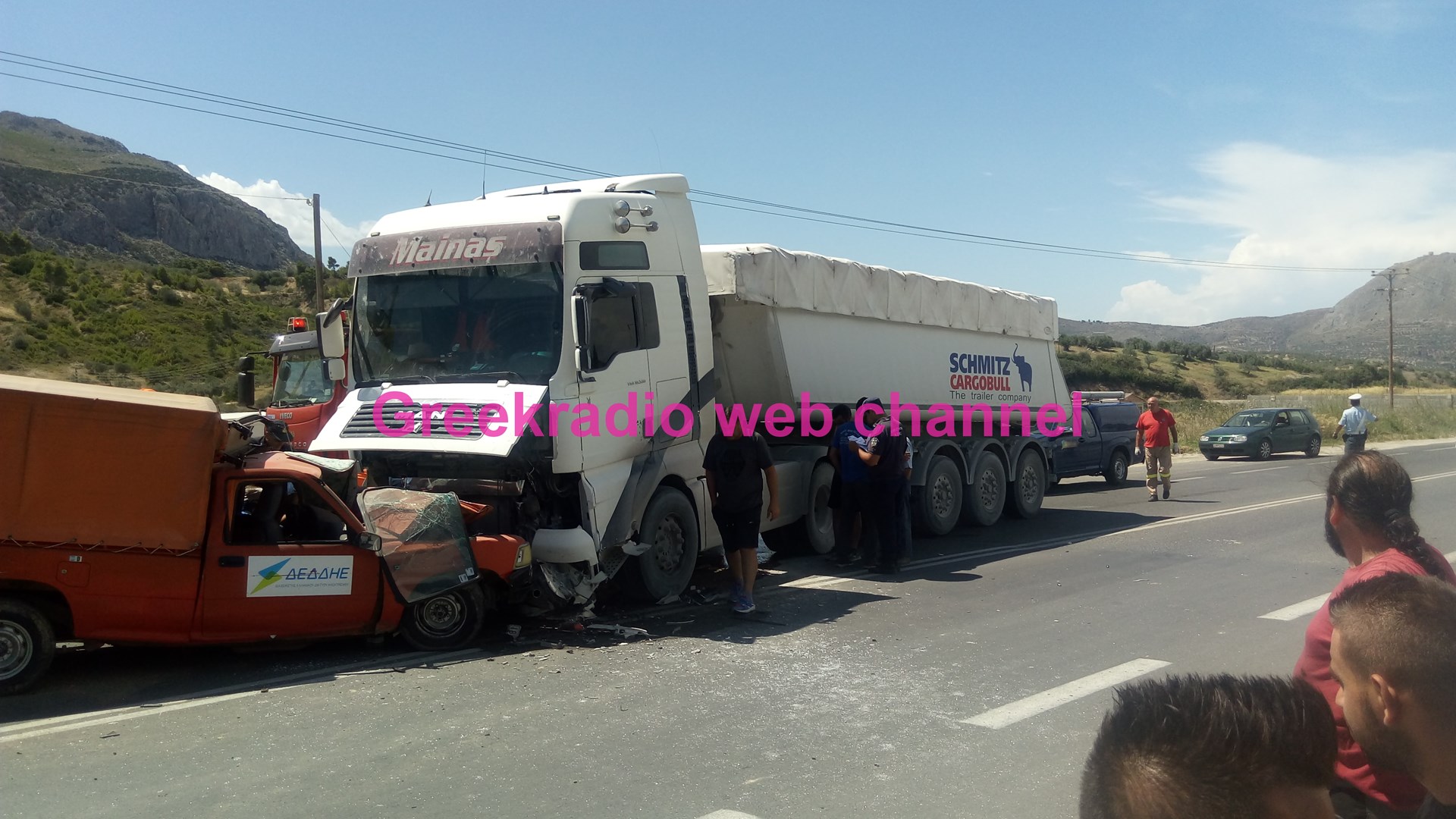 Σοβαρό τροχαίο στα Αθίκια Κορινθίας – Συγκρούστηκε όχημα του ΔΕΔΔΗΕ με φορτηγό – ΦΩΤΟ