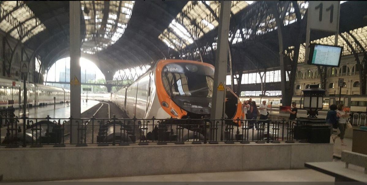 Οι πρώτες εικόνες από τη σύγκρουση τρένου στον σταθμό της Βαρκελώνης – ΦΩΤΟ – ΒΙΝΤΕΟ