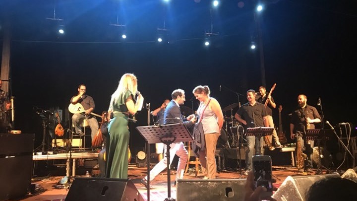 Πρόταση γάμου σε συναυλία της Μποφίλιου στην Κρήτη – ΦΩΤΟ