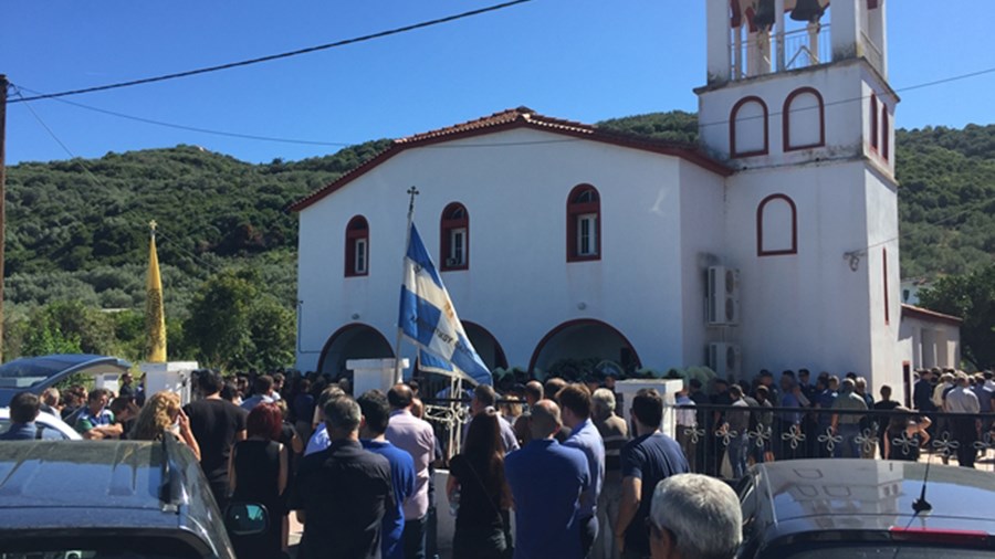 Θρήνος στην κηδεία του επισμηναγού που σκοτώθηκε στη Λάρισα -ΦΩΤΟ