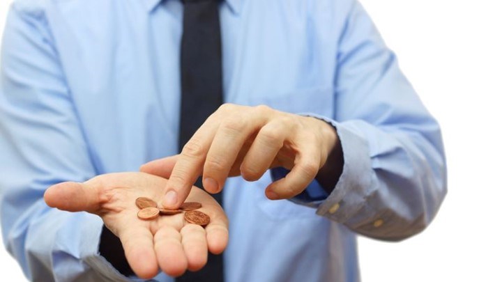 Πτώση της ανεργίας λόγω μείωσης μισθών και μερικής απασχόλησης