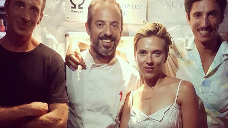 Στη Σίφνο για διακοπές η Σκάρλετ Γιόχανσον – ΦΩΤΟ
