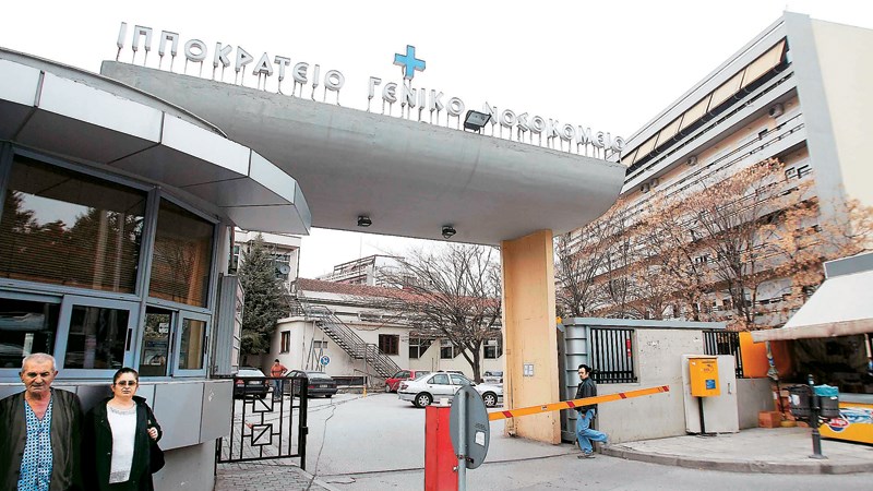 Αγωνία για το αγοράκι που τραυματίστηκε ενώ έπαιζε με τον πατέρα του