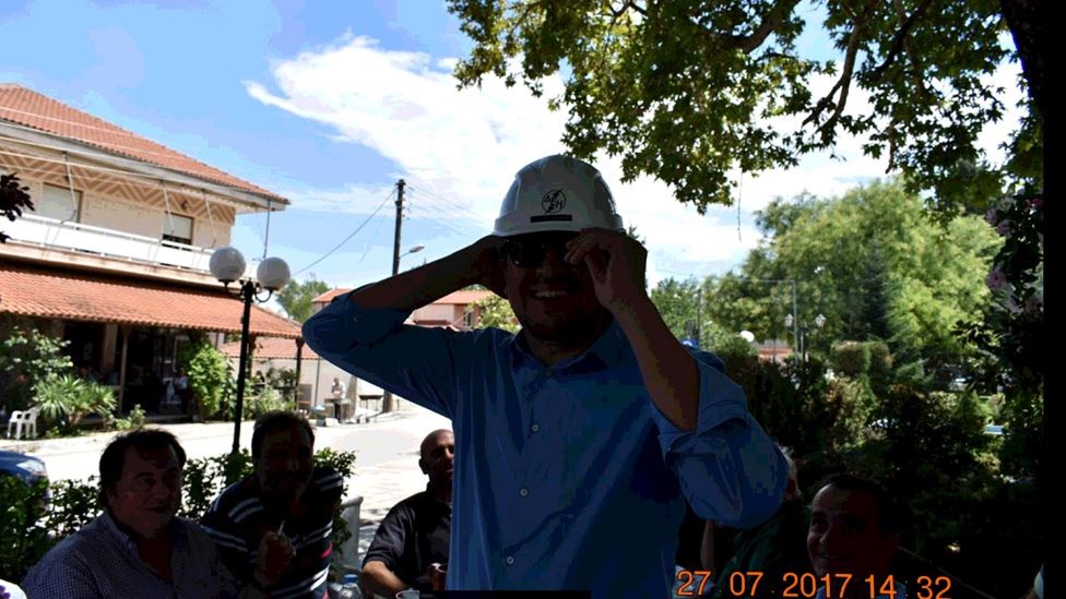 Ο Παππάς φόρεσε …κράνος – ΦΩΤΟ