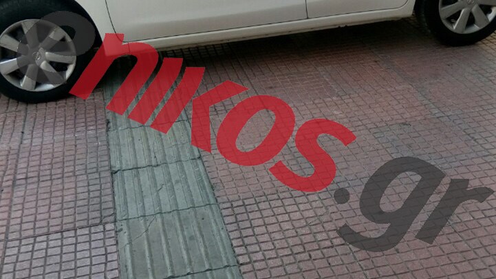 Πάρκαρε κάθετα στο πεζοδρόμιο, κλείνοντας τον οδηγό όδευσης τυφλών – ΦΩΤΟ αναγνώστη