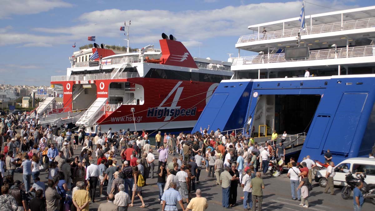 Κορυφώνεται η έξοδος των αδειούχων του καλοκαιριού – Βουλιάζουν τα λιμάνια
