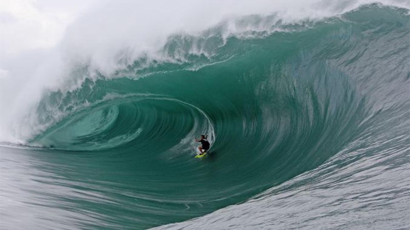 Μαγεία στα κύματα με πρωταγωνιστές σέρφερ  – ΦΩΤΟ
