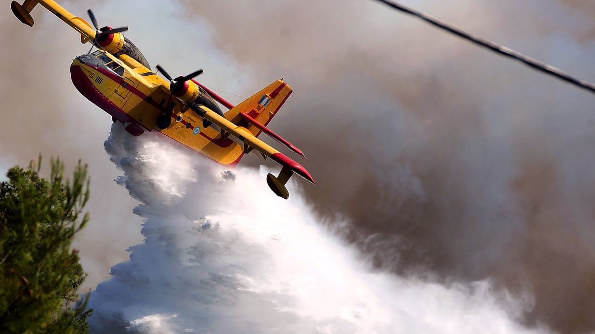 Σε εξέλιξη η φωτιά στην Αγία Άννα Εύβοιας – Δεν κινδυνεύουν κατοικημένες περιοχές