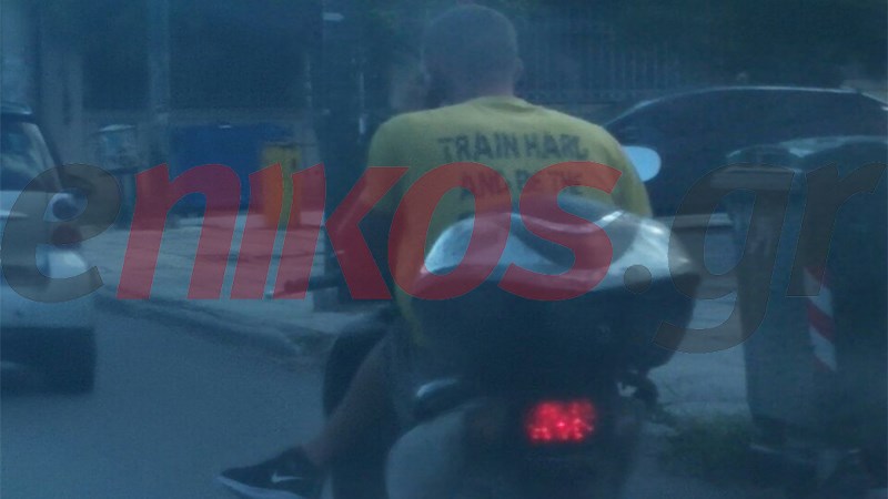 Οδηγεί μηχανάκι… σταυροπόδι μιλώντας στο κινητό – ΦΩΤΟ αναγνώστη