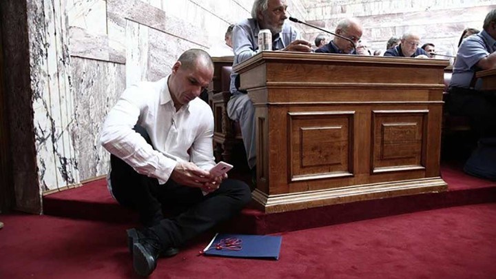 Νέα «βόμβα» Βαρουφάκη: Τα sms με τον Τσίπρα για το προσωρινό Grexit που πρότεινε ο Σόιμπλε