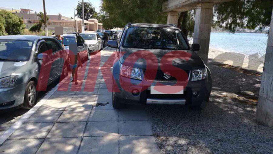 Παρκάρουν τα αυτοκίνητά τους στα πεζοδρόμια για να πάνε για μπάνιο – ΦΩΤΟ αναγνώστη