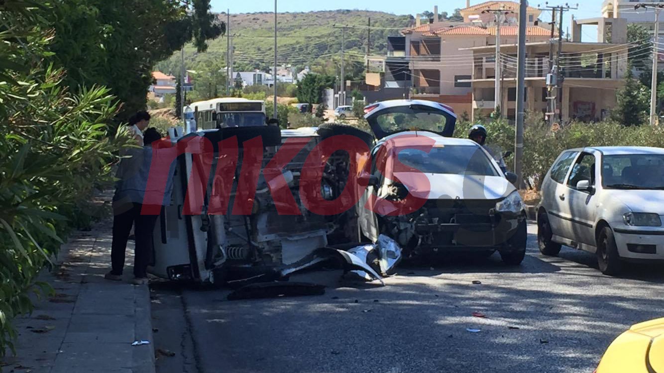 Τροχαίο ατύχημα στη Βάρη – ΦΩΤΟ αναγνώστη