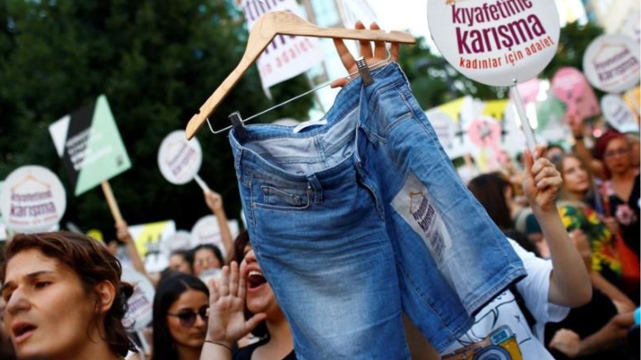 Γυναίκες διαδήλωσαν στην Κωνσταντινούπολη για την ελευθερία στο ντύσιμο – ΦΩΤΟ