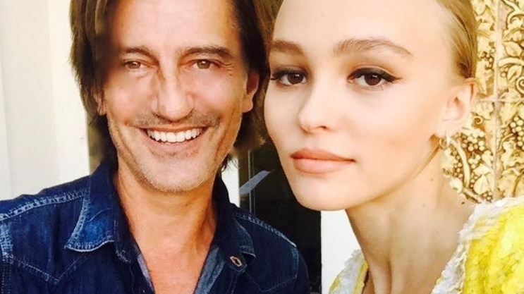 O Θοδωρής Κουτσογιαννόπουλος ποζάρει με την κόρη του Τζόνι Ντεπ – ΦΩΤΟ