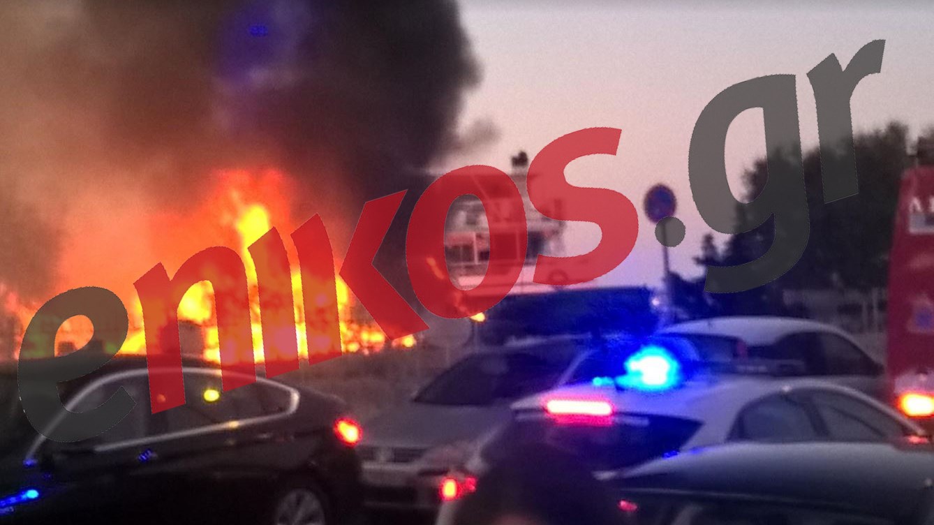 Μάχη με τις φλόγες δίνουν οι πυροσβέστες στην Μαρίνα Φλοίσβου – ΤΩΡΑ