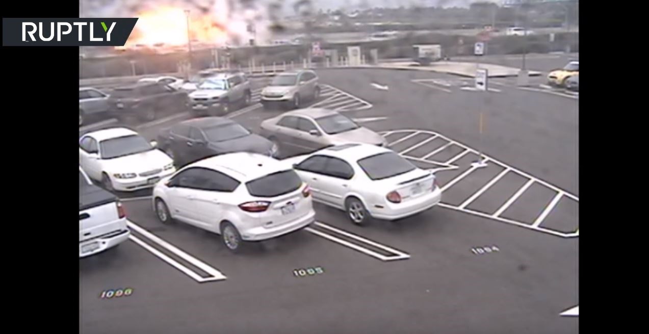 ΒΙΝΤΕΟ – ντοκουμέντο: Καρέ καρέ η πτώση αεροπλάνου σε αυτοκινητόδρομο της Καλιφόρνια