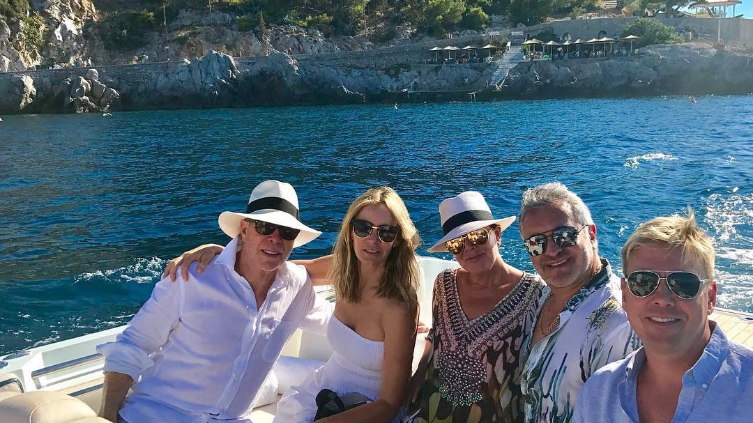 Η μητέρα των Καρντάσιαν και ο Τόμι Χίλφινγκερ στην Ύδρα – ΦΩΤΟ