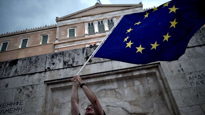Guardian: Οι πολίτες στην Ελλάδα δεν βλέπουν φως στο τούνελ