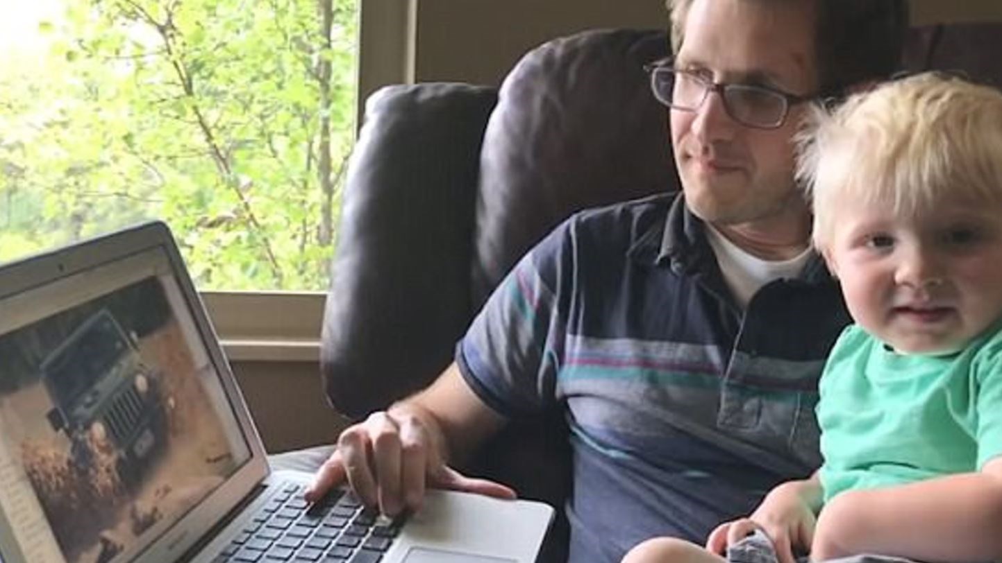 Αυτό το αγόρι είναι μόλις ενός έτους και ξέρει περισσότερες μάρκες αυτοκινήτων από εσένα – ΒΙΝΤΕΟ