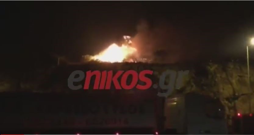 Μαίνεται η μάχη με τις φλόγες στα Καλύβια – ΒΙΝΤΕΟ αναγνώστη