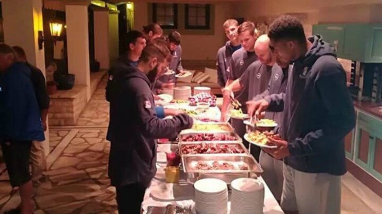 Το αποχαιρετιστήριο δείπνο στην Εθνική πριν την επιστροφή στην Αθήνα – ΦΩΤΟ