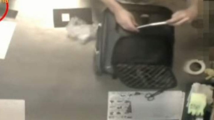 Στη φάκα της αστυνομίας υπάλληλοι στο αεροδρόμιο της Ρώμης που έκλεβαν από αποσκευές – ΒΙΝΤΕΟ