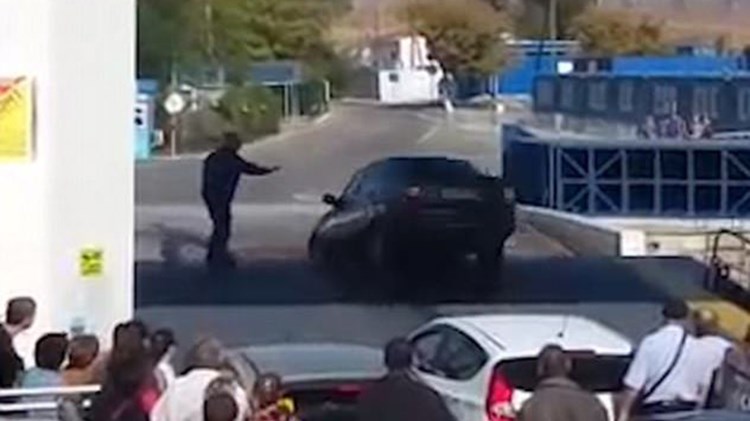 Δείτε τι έπαθε ο ανυπόμονος οδηγός που ήθελε να βγει πρώτος από το καράβι – ΦΩΤΟ – ΒΙΝΤΕΟ