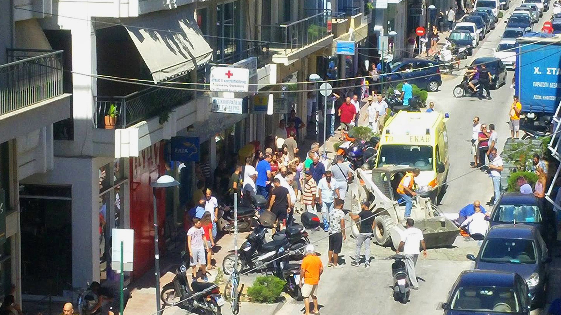 Τροχαίο ατύχημα με χωματουργικό μηχάνημα στο Άργος – ΦΩΤΟ