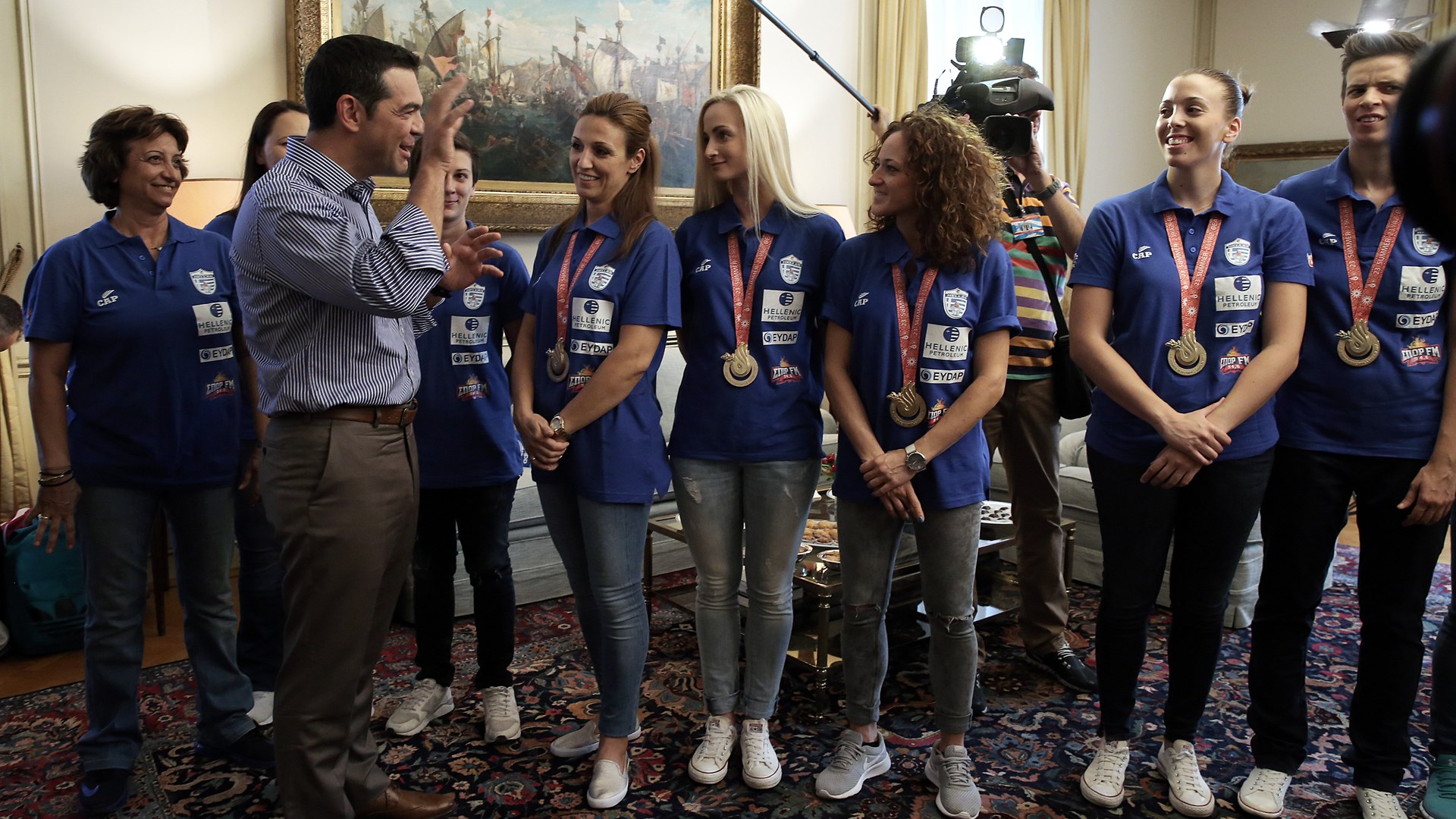 Η πρόσκληση για μπάσκετ στον Πρωθυπουργό από την Εθνική Κωφών Γυναικών