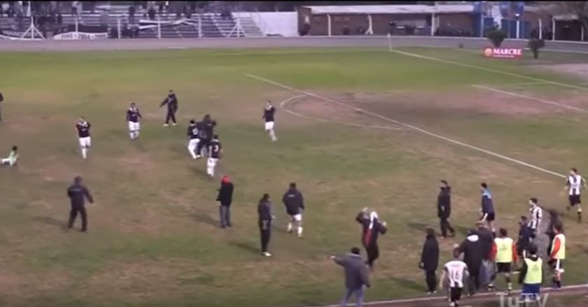 Άγριο ξύλο σε αγώνα τοπικού πρωταθλήματος στην Ουρουγουάη – ΒΙΝΤΕΟ