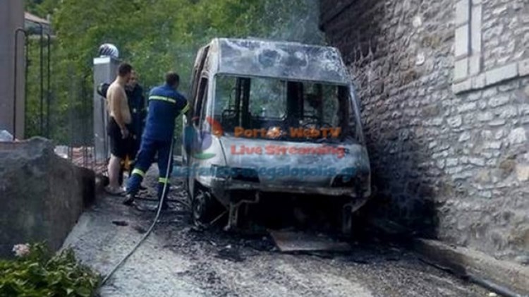 Κάηκε ολοσχερώς το μοναδικό ασθενοφόρο στη Μεγαλόπολη