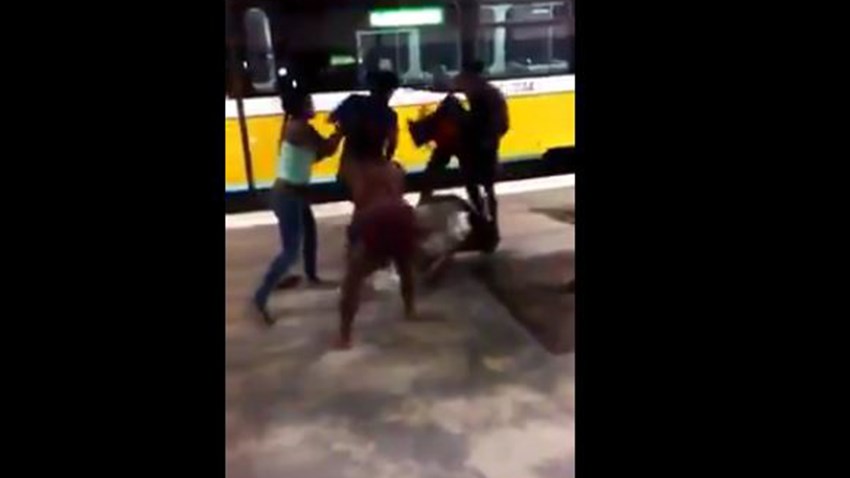 Σοκαριστικό ΒΙΝΤΕΟ – Τους ζήτησε να μην καπνίζουν χασίς και τον πλάκωσαν στο ξύλο