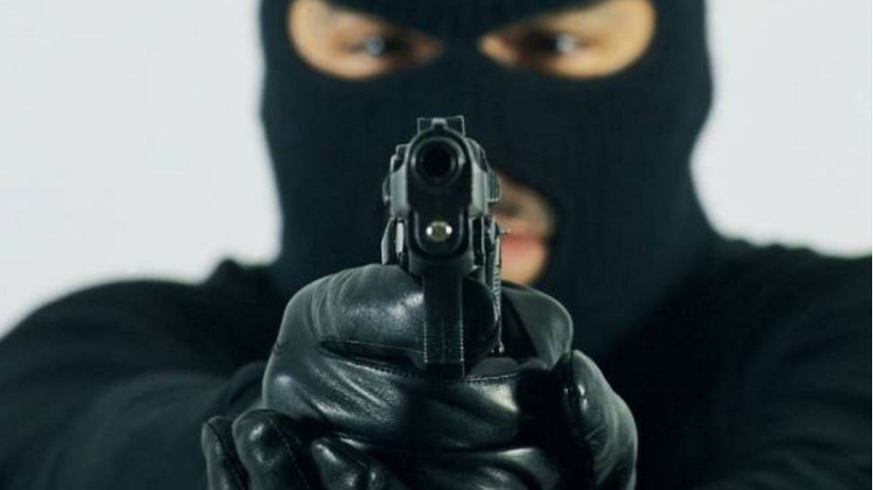 Τρόμος για πασίγνωστο ζευγάρι στη Μύκονο – Έπεσε θύμα ληστείας