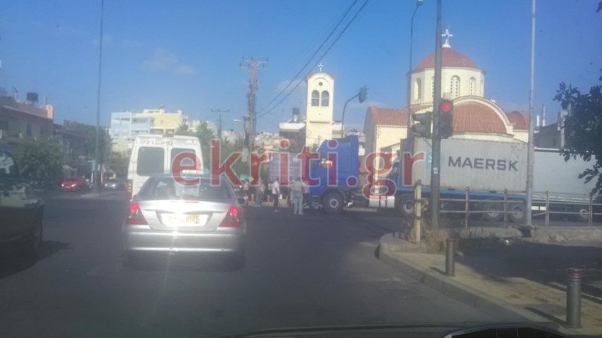 Ανατριχιαστικό τροχαίο – Το μηχανάκι βρέθηκε κάτω από τις ρόδες φορτηγού – ΦΩΤΟ