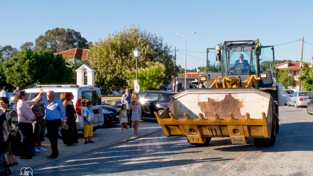 Ο γαμπρός πήγε στον γάμο του με… μπουλντόζα – ΦΩΤΟ