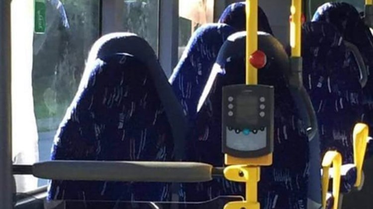 Μέλη ξενοφοβικής οργάνωσης πέρασαν καθίσματα λεωφορείου για… γυναίκες με μπούρκα – ΦΩΤΟ