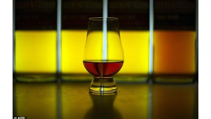 Δεν φαντάζεστε πόσα πλήρωσε ένας Κινέζος για ένα ποτήρι ουίσκι – ΦΩΤΟ