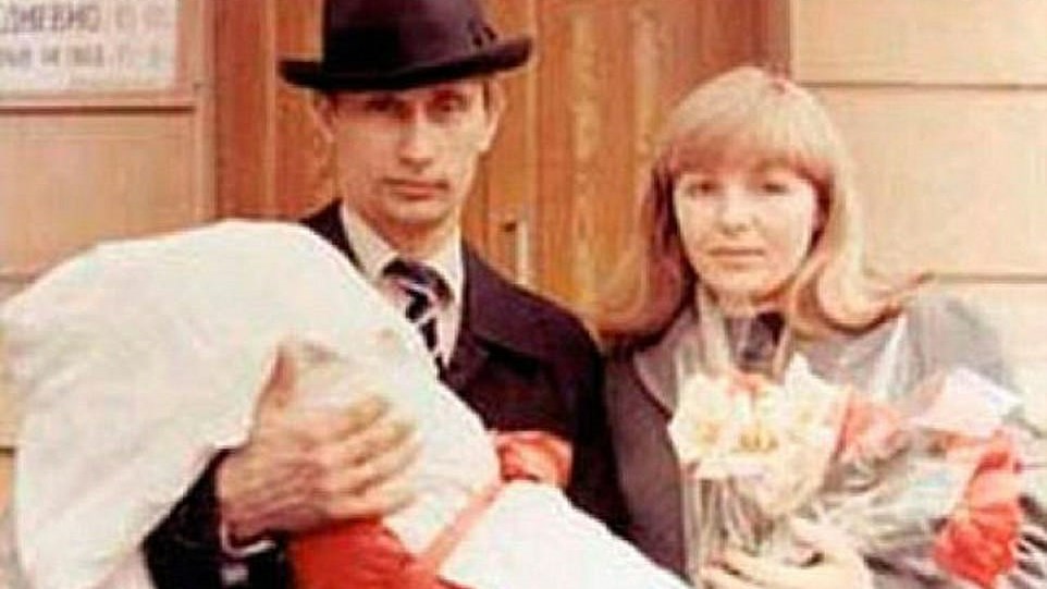 Σπάνιες ΦΩΤΟ από τη ζωή του Πούτιν πριν γίνει Πρόεδρος της Ρωσίας