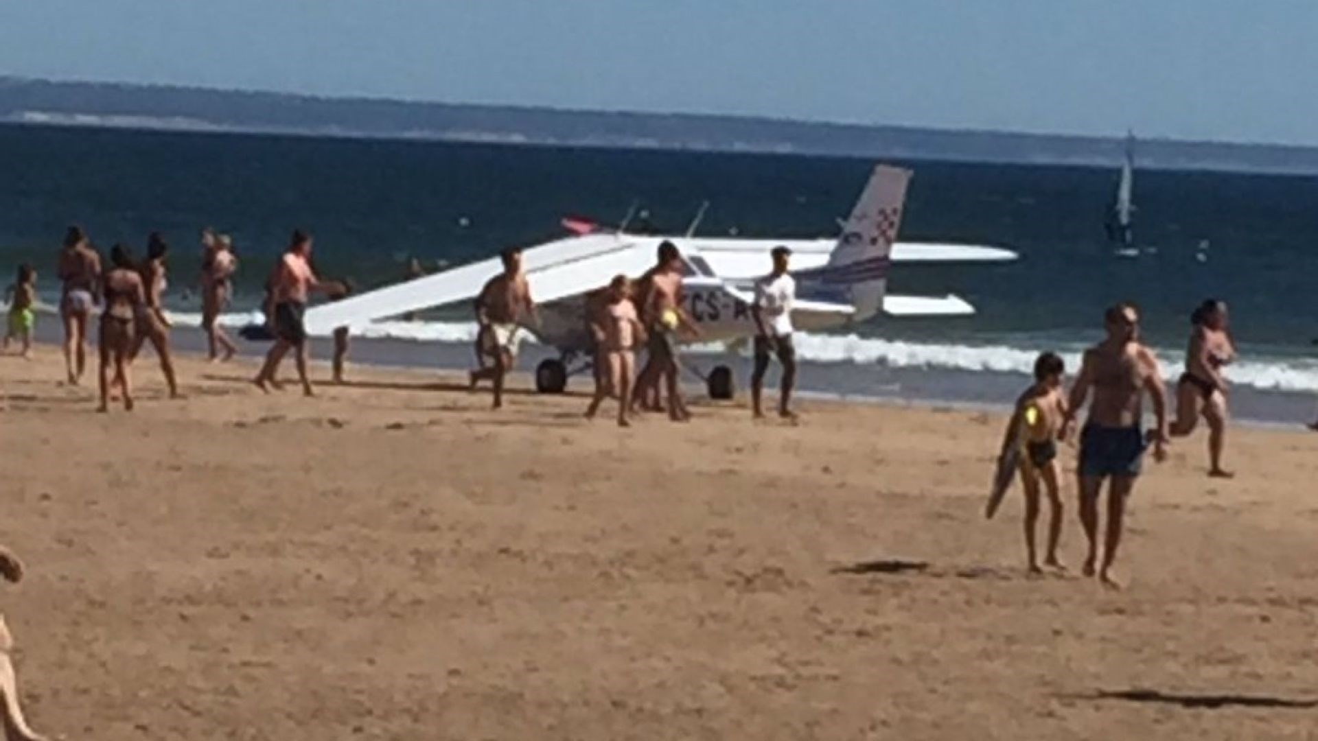 Τραγωδία σε παραλία της Πορτογαλίας – Αεροπλάνο σκότωσε δύο λουόμενους – ΦΩΤΟ
