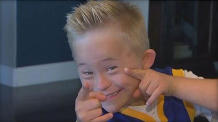 Ένα 9χρονο αγόρι με σύνδρομο Down ερμηνεύει Γουίτνεϊ Χιούστον και γίνεται viral