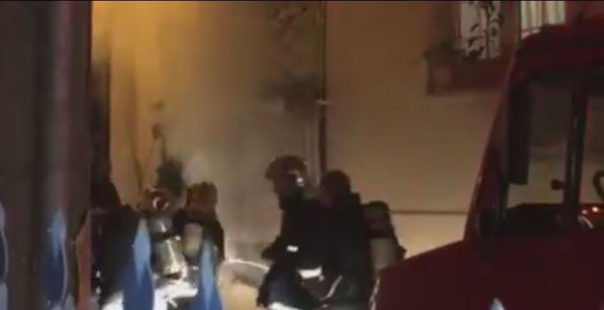 Δεν υπάρχουν εγκλωβισμένοι στην πολυκατοικία στις Συκιές σύμφωνα με την Πυροσβεστική