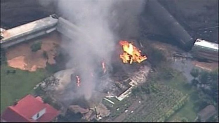 Κάτοικοι εγκαταλείπουν τις εστίες τους μετά τον εκτροχιασμό της αμαξοστοιχίας με τα εύφλεκτα υλικά