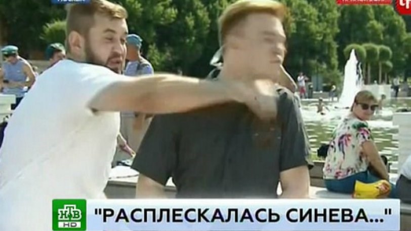Γρονθοκόπησε Ρώσο δημοσιογράφο σε απευθείας μετάδοση – ΒΙΝΤΕΟ