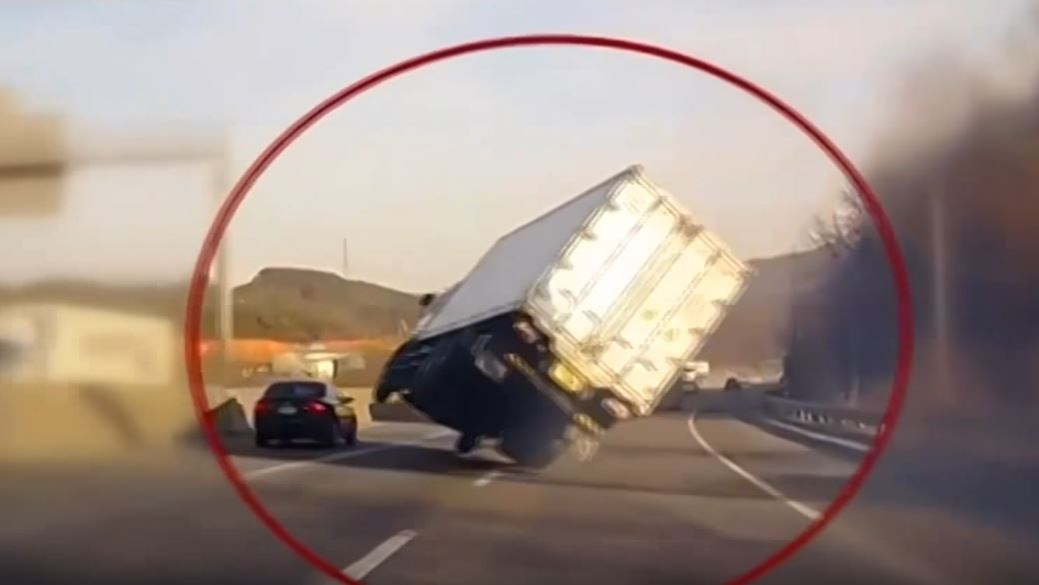 Εντυπωσιακοί χειρισμοί και “μαγικά” από οδηγούς νταλίκας – ΒΙΝΤΕΟ