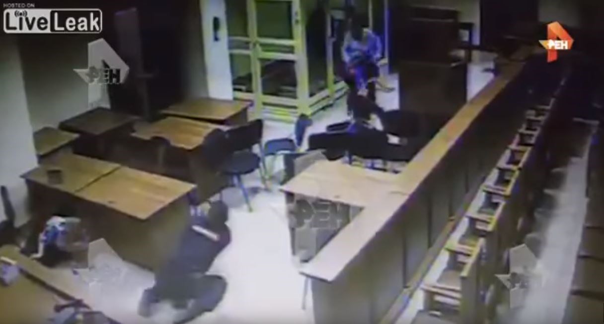 Η αιματηρή συμπλοκή στο δικαστήριο της Μόσχας – ΒΙΝΤΕΟ –  Προσοχή σκληρές εικόνες