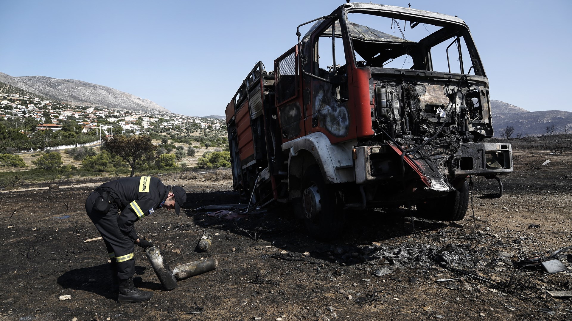 Το καμένο πυροσβεστικό όχημα από τη φωτιά στην Ανάβυσσο – ΦΩΤΟ