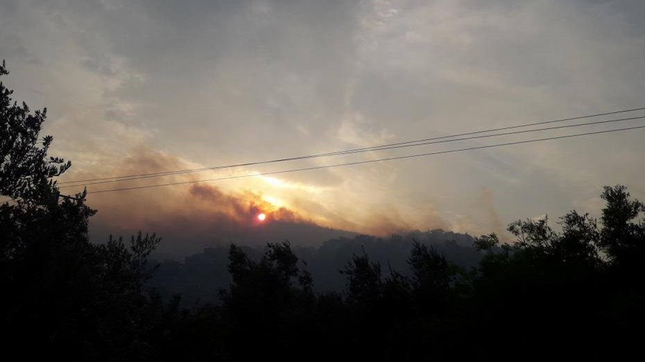 Μαίνεται η πυρκαγιά στη Λέσβο