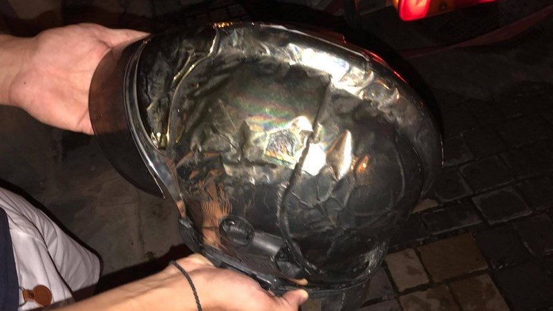 Φωτογραφίες που σοκάρουν: Έλιωσε το κράνος πυροσβέστη σε φωτιά στην Θεσσαλονίκη