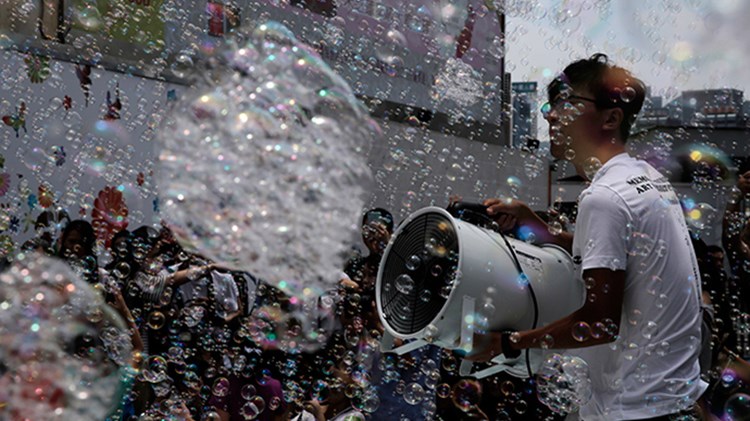 Χιλιάδες φούσκες “πλημμύρισαν” τον ουρανό του Χονγκ Κονγκ – ΦΩΤΟ